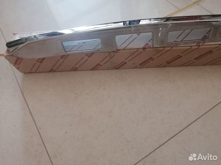 Хромированная накладка подсветки номера на Lexus