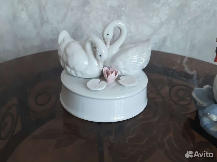 Фарфоровые статуэтки птицы