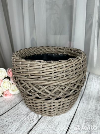 Кашпо из искусственного ротанга