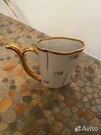 Фарфоровая чашка с носиком
