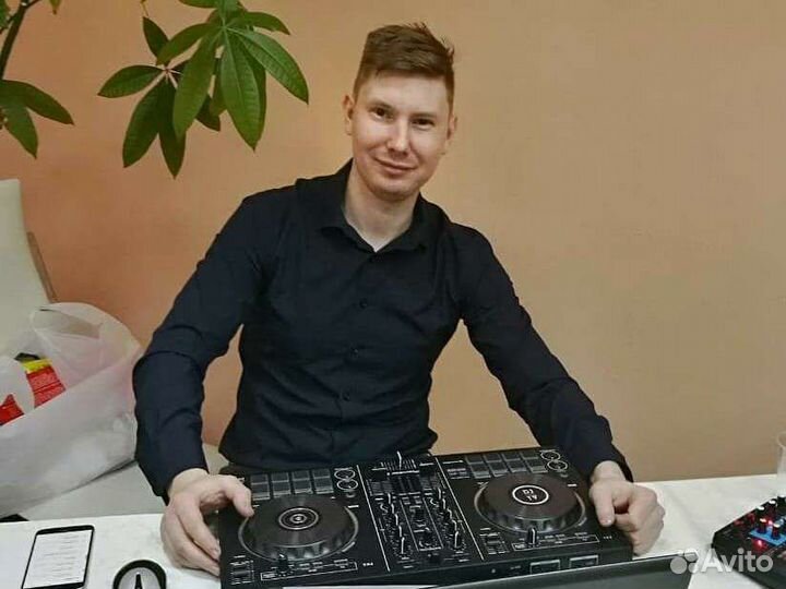 Dj Ди-Джей,звукооператор с оборудованием