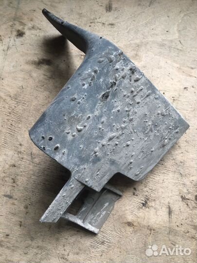 Брызговик передний правый Mazda CX-7