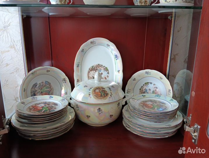 Сервизы кофейный и столовый. 