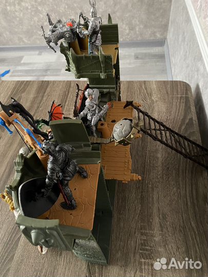 Игрушки, замок