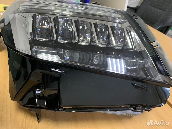 Фара на Cadillac Escalade 4