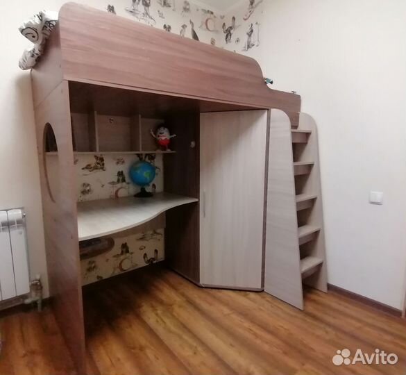 Кровать чердак со столом и шкафом 