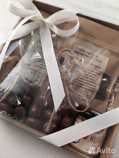 Подарочный набор с чаем и сладостями