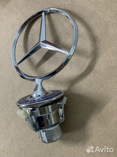 Эмблема Mercedes на капот A 210 880 01 86