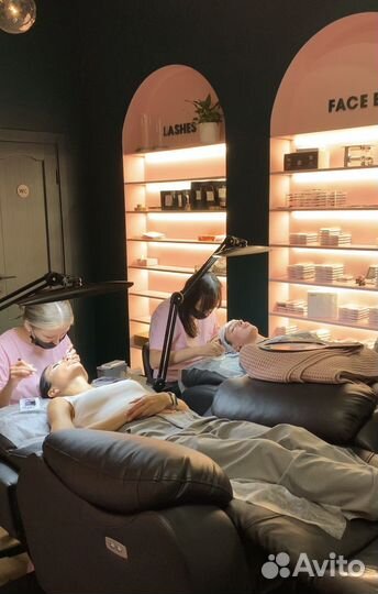 Мастер по наращиванию ресниц