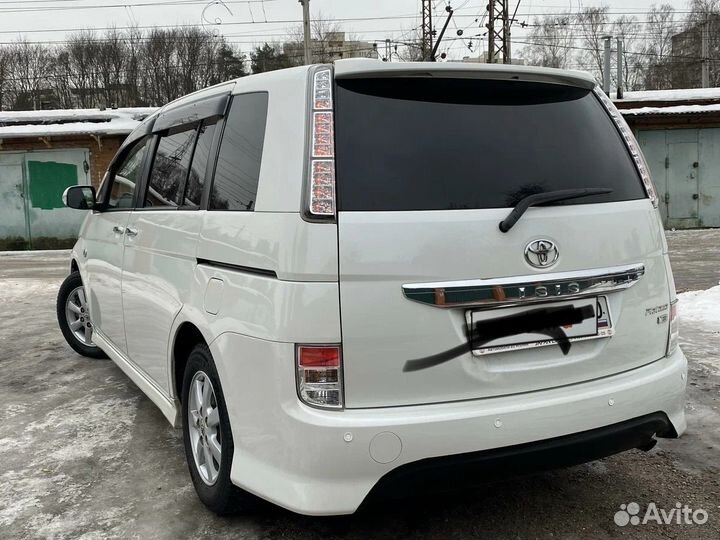 Toyota Isis 1.8 CVT, 2013, 68 900 км