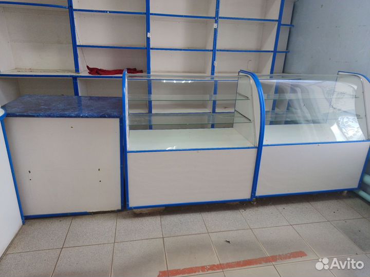 Витрины,прилавки и холодильник