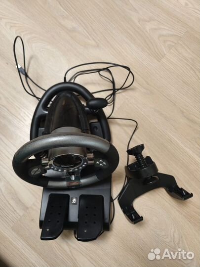 Игровой руль с педалями