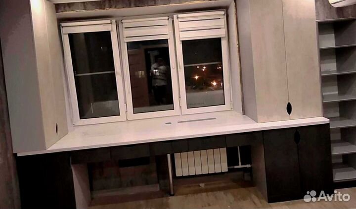 Рабочая зона в углу у окна