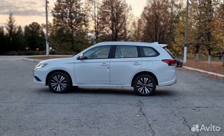 Mitsubishi Outlander 2.0 CVT, 2022, 30 км