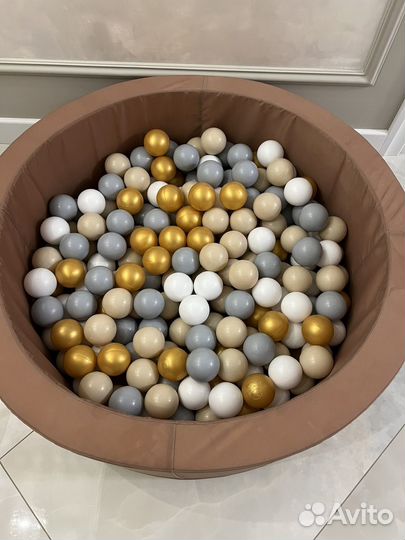 Сухой бассейн с шариками