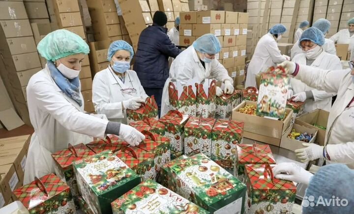 Фасовка новогодних подарков (конфеты +игрушки)