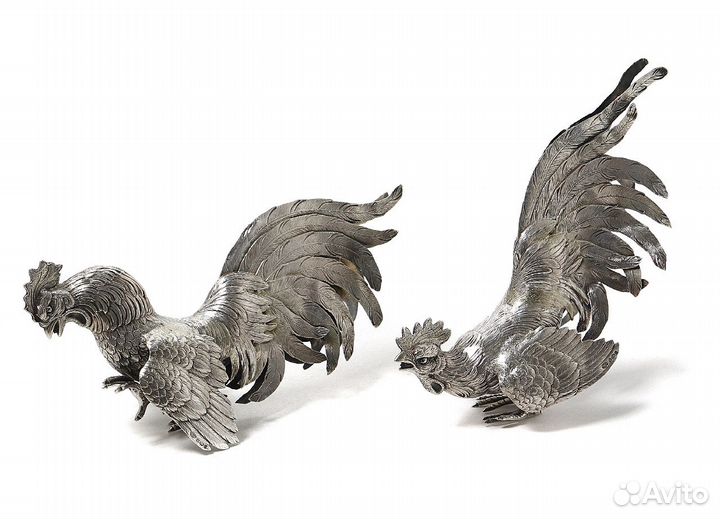 Две серебряные фигуры дерущихся петухов. Ввезены