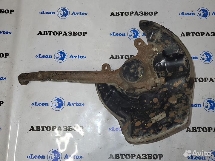 Поворотный кулак правый Toyota Mark II 110