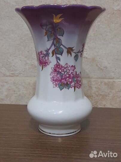Ваза фарфоровая и из цветного стекла