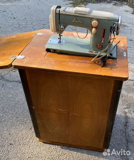Швейная машинка с тумбой LADA
