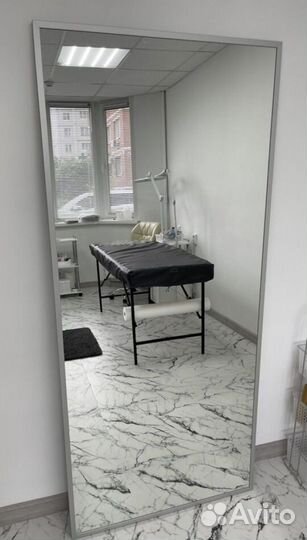 Зеркало в металлической раме