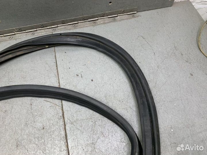 Уплотнительная резинка крышки багажника задняя
