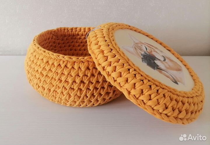 Вязаная интерьерная корзина