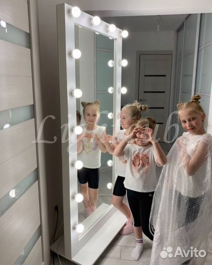 Напольное зеркало