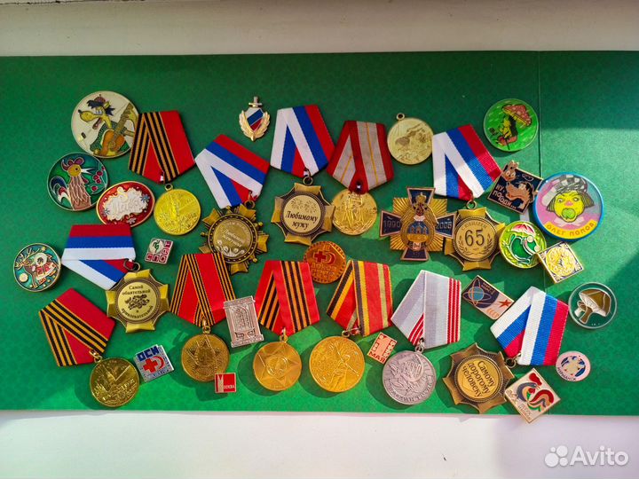 Значки, сувенирные медали, муляжи аиф, значки