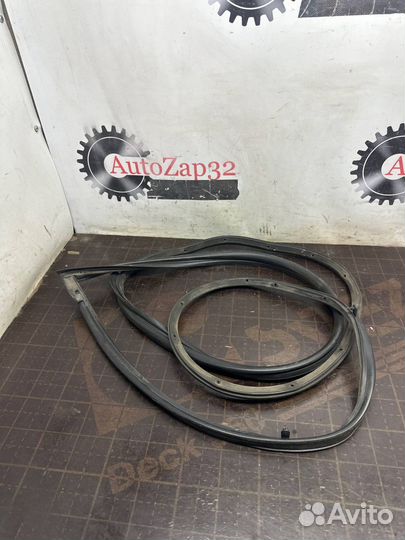 Уплотнитель передний правый двери Kia Spectra