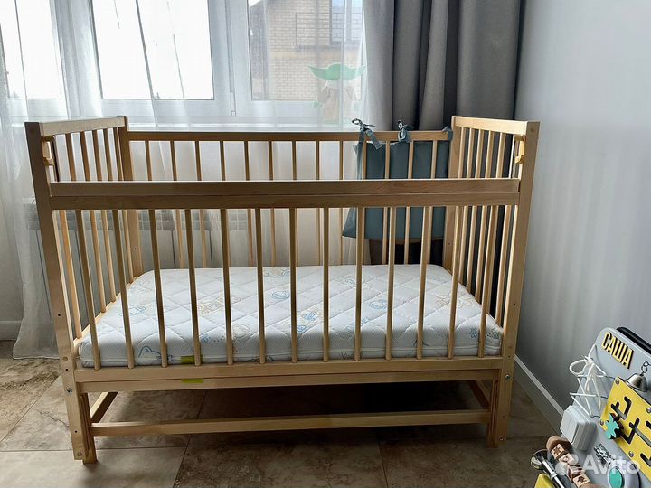 Детская кроватка с продольным маятником