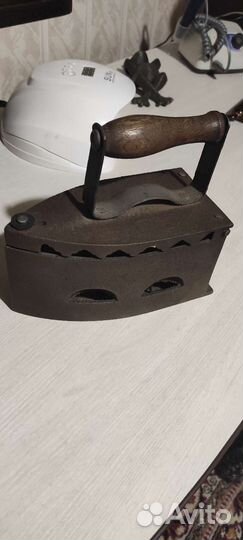 Старинный угольный утюг