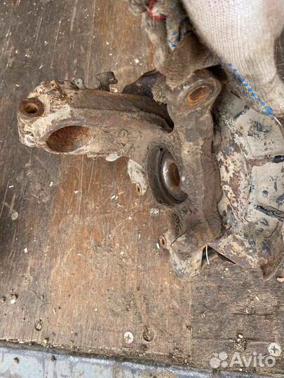 Поворотный кулак передний правый Skoda Fabia 1