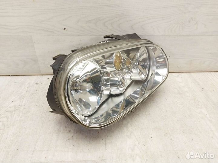 Фара правая Volkswagen Golf 4. 1997-2006