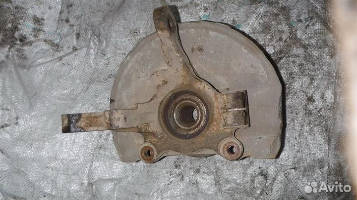 Кулак поворотный передний правый Mitsubishi Lance