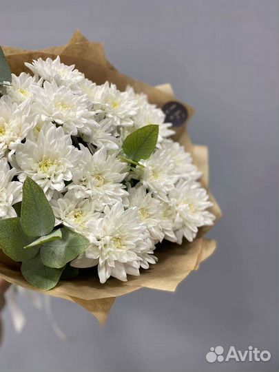 Букет из хризантемы и эвкалипта