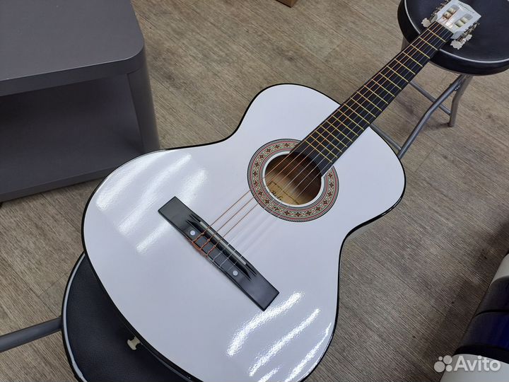 Гитара классическая белая с нейлоновыми струнами