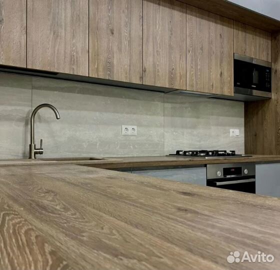 Прямая кухня в бежевом глянце и матовом дереве