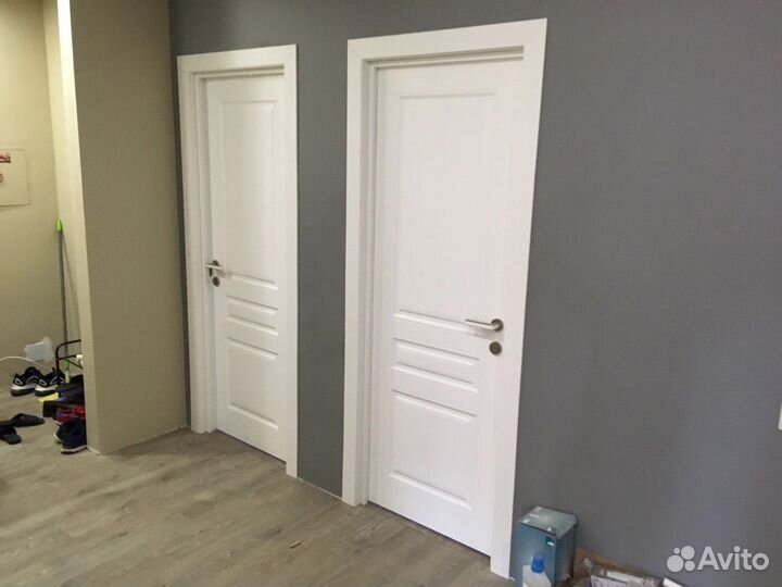 Двери со склада белые и под дерево