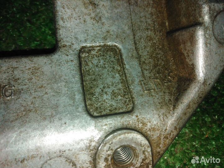 Крепление компрессора кондиционера Kia Carnival 1