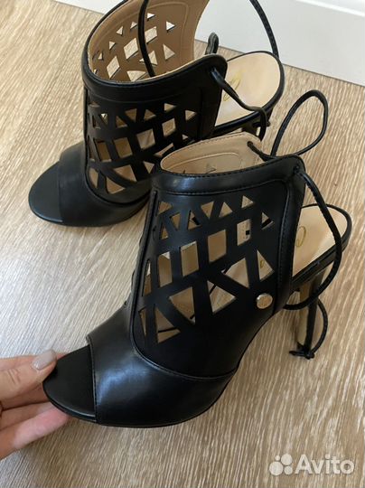 Босоножки Guess