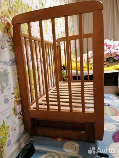 Детская кровать с маятником