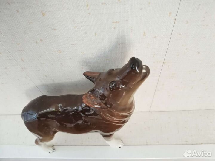 Фарфоровая статуэтка. воющий волк