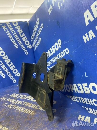 Кронштейн бачка гура. Scania P094Cb6X4Hz260