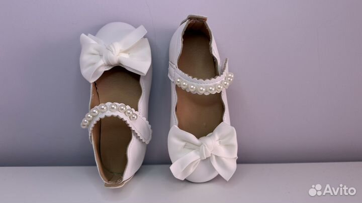 Белые детские туфли праздничные