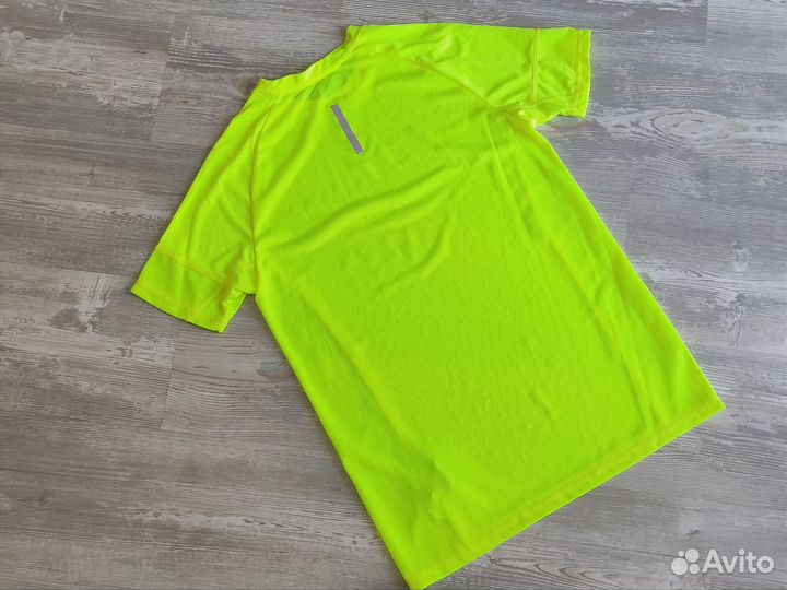 Яркая футболка спортивная