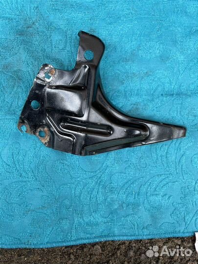 Кронштейн преднего бампера,верхний правый lexus