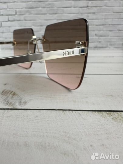 Солнцезащитные очки Fendi
