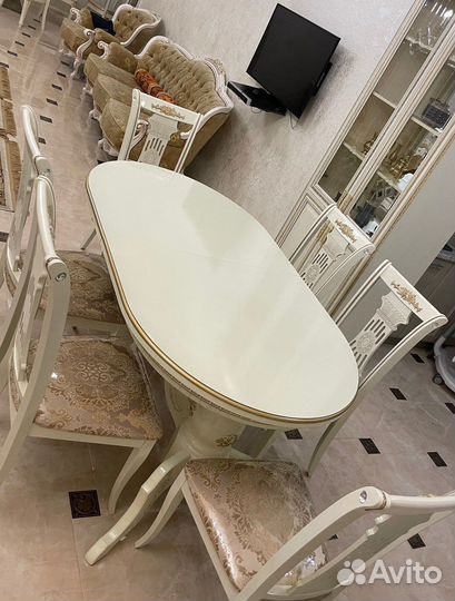 Стол и стулья