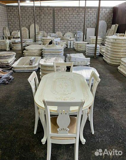 Кухонный стол и стулья